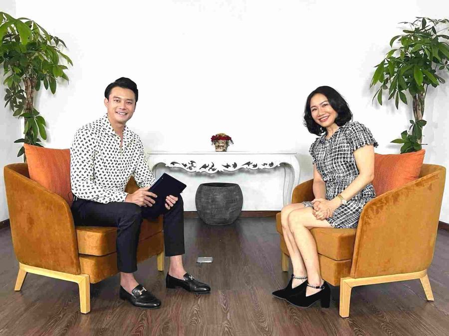 Chị Nguyễn Minh Hương - CEO tập đoàn Golden Communication Group và host Nguyễn Anh Dũng trên talkshow “Bí mật thành công”