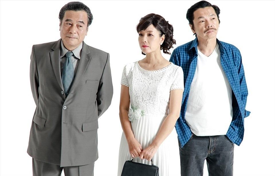 Mối tình tay ba giữa ông Tôn - NSND Mạnh Cường thủ vai (trái) cùng bà Trang - NSƯT Chiều Xuân và ông Huấn - NSND Trung Anh thủ vai