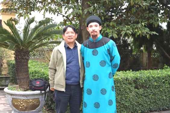 Giám đốc sản xuất phim - TS Phạm Xuân Mừng (trái) và diễn viên Sỹ Hưng trong vai Nguyễn Du (phải)