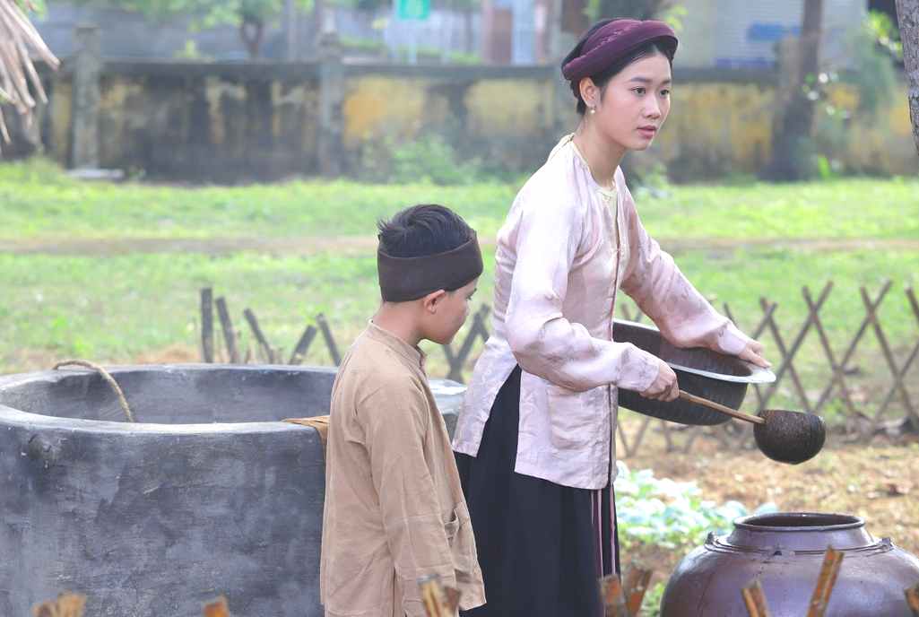 Phân cảnh ở giếng nước của 2 mẹ con Nguyễn Du lúc nhỏ