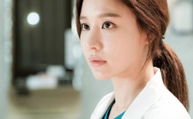 Kim Ah Joong vào vai Yeon Kyung - bác sĩ ngoại khoa tài giỏi nhưng cực kỳ ghét lang băm, đặc biệt là các thầy thuốc đông y