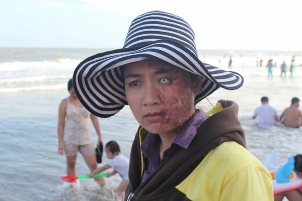 Lê Khánh đã hi sinh vì nghệ thuật khi chấp nhận hóa trang khuôn mặt xấu xí trong phim Bóng Tối Rực Rỡ