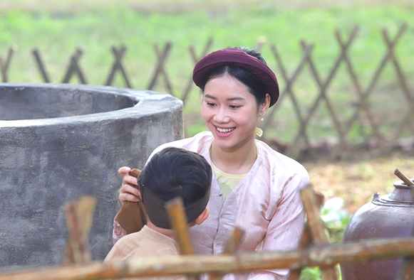 Vào vai Trần Thị Tần (mẹ Nguyễn Du), một người phụ nữ tài sắc vẹn toàn là diễn viên trẻ Hoàng Phượng