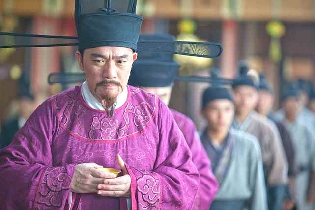 Vương Hội Xuân trong vai Triệu Phổ là tể tướng sáng lập của triều đại Bắc Tống - Người giúp vua Triệu Khuông Dận lên ngôi và chinh phục lòng dân